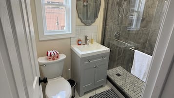 Een douche, een haardroger, handdoeken, zeep