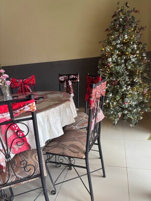 Dining - House with pool & waterfall, WiFi & air conditioning for 6 People (Trinidad)