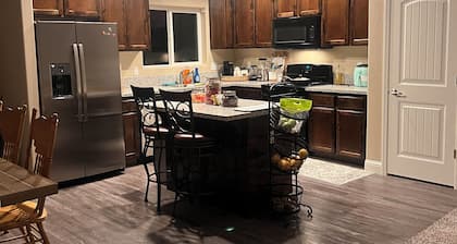 4 bedroom house in Pixley with WiFi, AC. Book your stay now