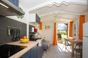 Kühlschrank, Mikrowelle, Herdplatte