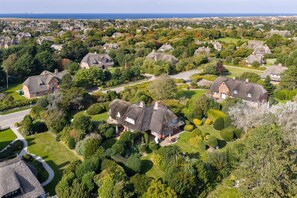 Un quartier résidentiel où les maisons sont entourées d’une végétation luxuriante et offre une vue dégagée sur la mer.