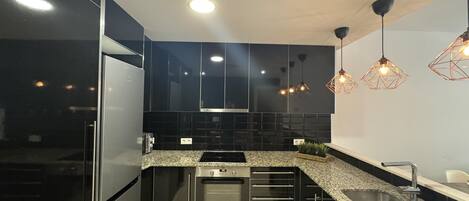 Réfrigérateur, micro-ondes, four, cafetière/bouilloire