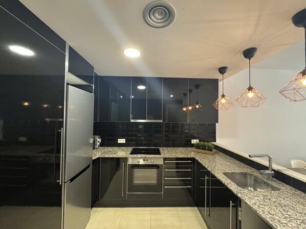 ثلاجة، ميكروويف، فرن، ماكينة لصنع القهوة/الشاي