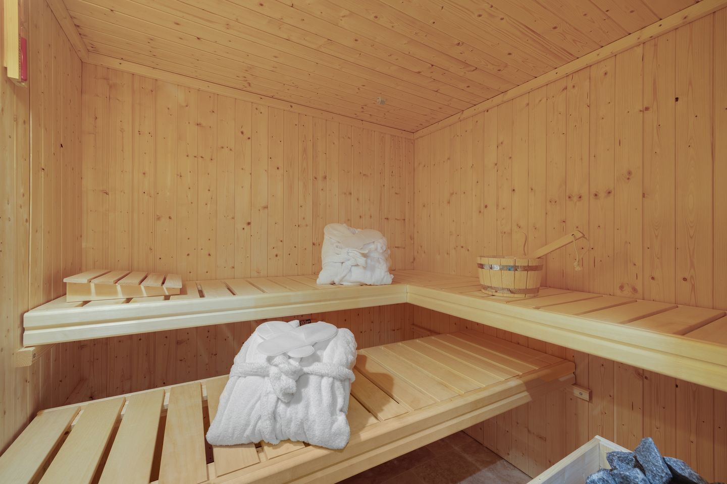 Eine Holzsauna mit Bänken und Handtüchern.
