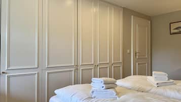 3 bedrooms, iron/ironing board, WiFi, bed sheets