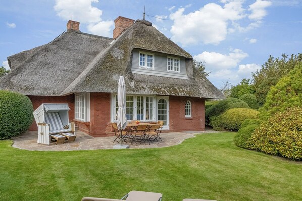 Unclassified image, 1 of 43, button