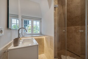 Shower, hair dryer, towels