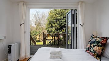 1 bedroom, iron/ironing board, internet, bed sheets