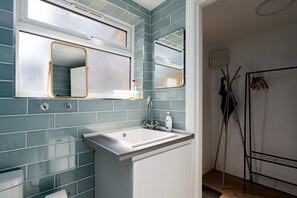 Een douche, een haardroger, handdoeken
