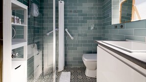 Dusj, hårføner og håndklær