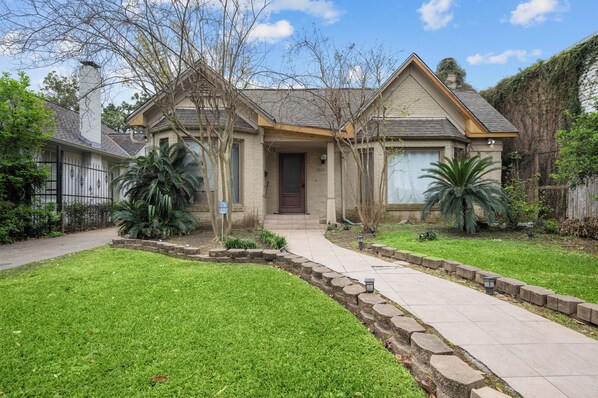 Exterior - Spacious Montrose Art House with WiFi, AC and Free Parking (Houston)