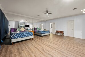 3 bedrooms, iron/ironing board, WiFi, bed sheets - Spacious Montrose Art House with WiFi, AC and Free Parking (Houston)