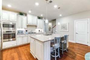 Apartment (4 Bedrooms) | Interior - Swim, Hike & Chill: Spacious Ocean View Townhome! (Ocean View)