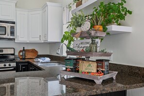 Fridge, microwave, oven, stovetop - Callaway Vista, 6br, hot tub, views, sleeps 16 (Heber City)