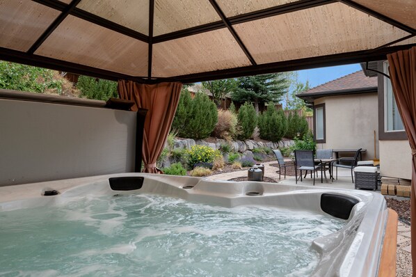 Outdoor dining - Callaway Vista, 6br, hot tub, views, sleeps 16 (Heber City)