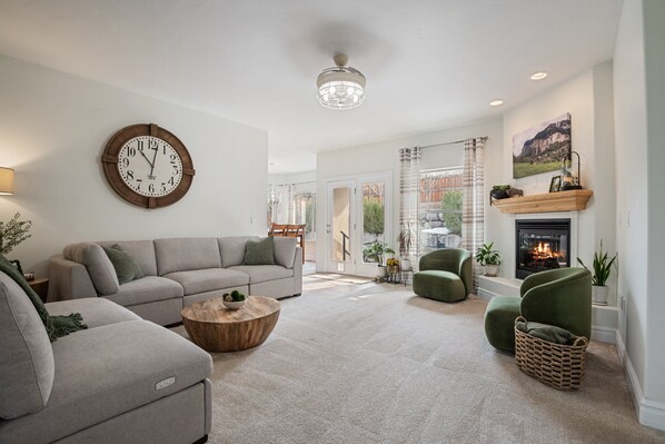 Smart TV, fireplace, books, offices