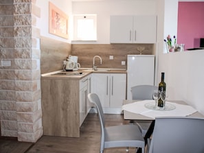 Fridge, cookware/dishes/utensils