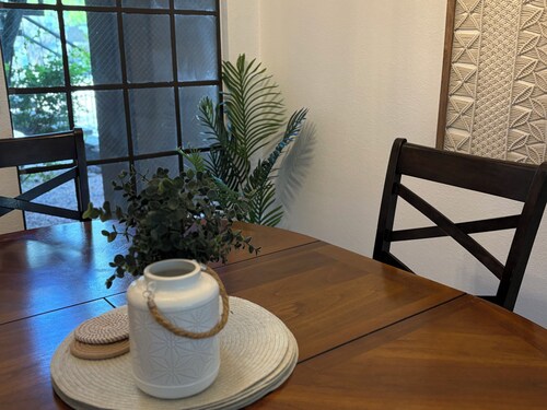 Upscale ground level condo, 2 king beds, heated pools, golf