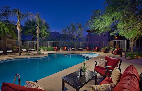 Upscale ground level condo, 2 king beds, heated pools, golf