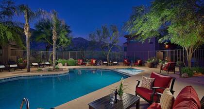 Upscale ground level condo, 2 king beds, heated pools, golf