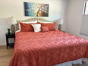 2 dormitorios, escritorio, tabla de planchar con plancha y cuna de viaje