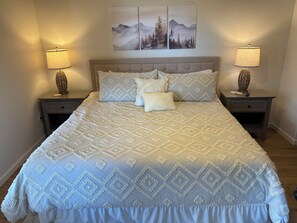 2 bedrooms, desk, iron/ironing board, travel crib - Upscale ground level condo, 2 king beds, heated pools, golf (Tucson)