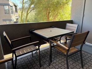 Outdoor dining - Upscale ground level condo, 2 king beds, heated pools, golf (Tucson)