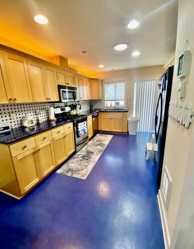 Cozy TownHouse 1/2 Block to Beach Access