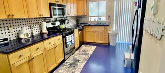 Cozy TownHouse 1/2 Block to Beach Access