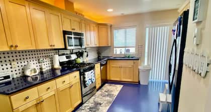 Cozy TownHouse 1/2 Block to Beach Access