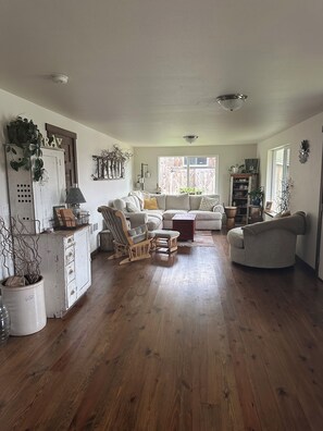 Smart TV, video games, DVD player, books - Lewis and Clark Farm Stay- with Hot Tub (Astoria)