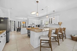 Fridge, microwave, oven, stovetop - A Shore Bett by Stay on 30a (Seagrove Beach)