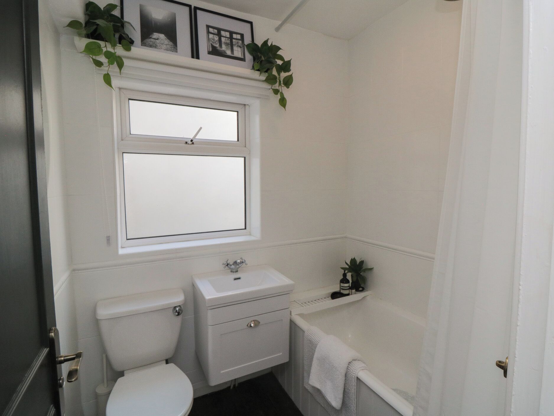 Ein Badezimmer mit Toilette, Waschbecken und Badewanne.