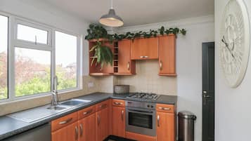 Cottage | Private kitchen | Fridge, microwave, toaster, cookware/dishes/utensils