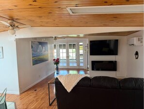 Smart TV, fireplace