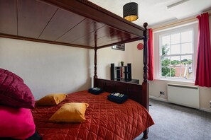 2 bedrooms, desk, iron/ironing board, WiFi