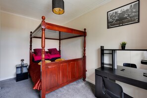 2 bedrooms, desk, iron/ironing board, WiFi