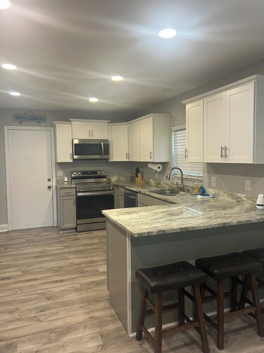 Charming 2-bedroom house with WiFi, AC in welcoming Eastpoint