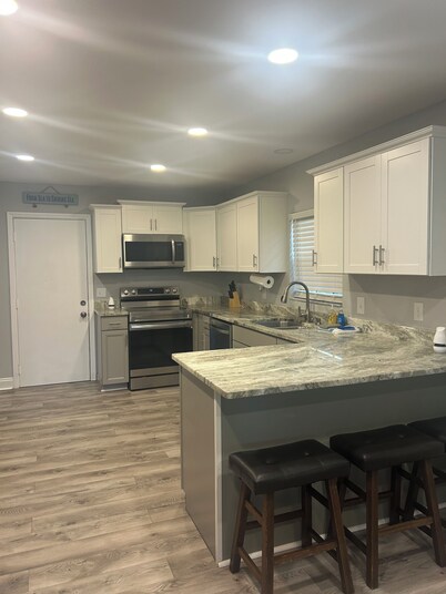 Charming 2-bedroom house with WiFi, AC in welcoming Eastpoint