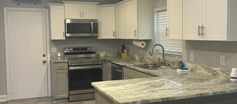 Charming 2-bedroom house with WiFi, AC in welcoming Eastpoint