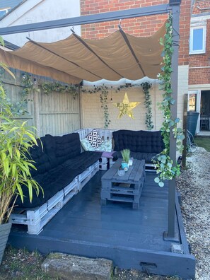 Terrace/patio - Isle 2-Bed Retreat- Sleeps 4, Garden & Games Room (Cowes)