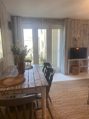 Dining - Isle 2-Bed Retreat- Sleeps 4, Garden & Games Room (Cowes)