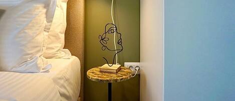 Tabla de planchar con plancha, wifi y ropa de cama