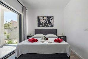 6 bedrooms, free WiFi, bed sheets - Villa Claudio, Vodice, Croatia (Vodice)
