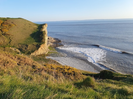 Strand. Luxury Shepherds Hut near Glamorgan Coast