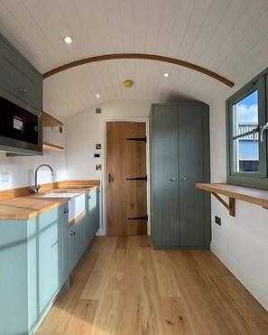 Fridge, microwave, oven, stovetop - Luxury Shepherds Hut near Glamorgan Coast (Cowbridge)