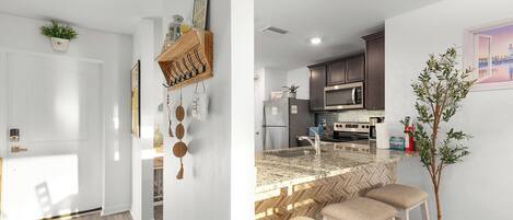 Réfrigérateur, four à micro-ondes, un four, surface de cuisson