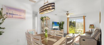 Peaceful Retreat in Fort Myers. Entire home. Weekly and Long Stay Discounts!