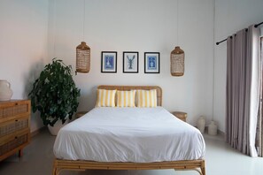 3 bedrooms, iron/ironing board, travel cot, WiFi - Family Friendly Luxury Pool Villa with A/C - walking distance to shops & cafes (Badung)