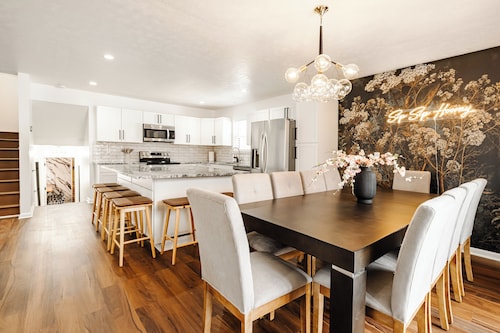 Spacious 5-bedroom house in fantastic Hamilton with WiFi, Game Room